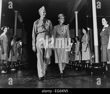 Oveta Culp Hobby war der erste Direktor des Armee-Korps der Frauen. Sie geht zwischen zwei Reihen von WACS während der Eröffnung Stockfoto