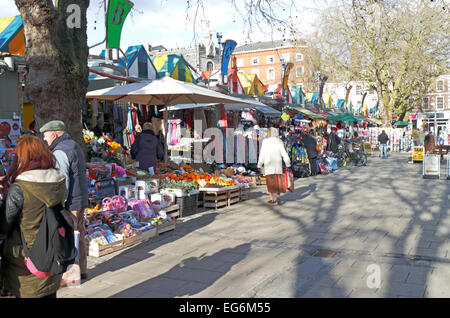 Ein Blick auf die Stände an der Vorderseite des Marktes in der Innenstadt von Norwich, Norfolk, England, Vereinigtes Königreich. Stockfoto