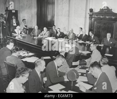 Wisconsin Senator Joseph McCarthy, (links, zurück zur Kamera), gegenüber der Watkins Ausschuß. McCarthy Watkins angreifen würde, und war Stockfoto