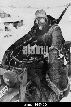 Deutsche Motorrad an der sowjetischen (russischen) Ostfront im Winter des Jahres 1942. Er trägt seine Gasmaske um sein Gesicht zu schützen Stockfoto