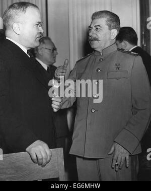 Joseph Stalin spricht mit seinem Außenminister Molotov auf der Konferenz von Jalta, Crimea. 4 – 11 Februar 1945. Dem 2. Weltkrieg. Stockfoto