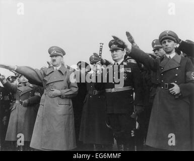 Hitler mit Göring und Goebbels, salutieren, nach seiner Rückkehr aus Österreich. Am Vortag unterzeichnete Hitler die Vereinigung Stockfoto