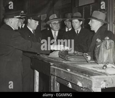 Verurteilter Spion, American Tyler Kent, nach seiner Entlassung aus dem Gefängnis in Großbritannien in die USA zurückkehren. 4. Dezember 1945. Kent, A Stockfoto