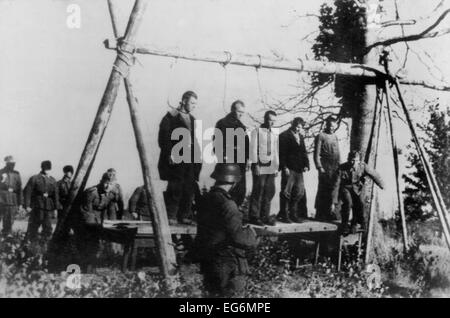 Fünf sowjetische Zivilisten, von deutschen Soldaten in der Nähe der Stadt Velizh im Gebiet Smolensk gehängt zu werden. Sie sind möglicherweise Russisch Stockfoto