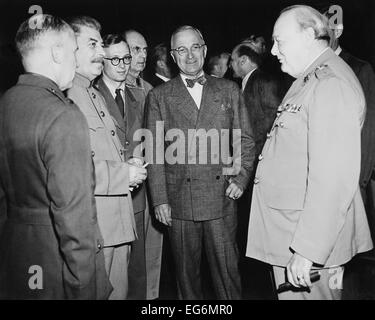 Alliierten Führer auf der Potsdamer Konferenz, 17 Juli-2 August 1945. L-r: George Marshall, Joseph Stalin, nicht identifizierte, William Stockfoto