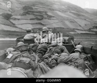 Amerikanische Soldaten stellen kreuzen Rhein bei Oberwesel, amphibische LKW "Dukw" genannt. 89. Division, 3. US-Armee. März Stockfoto