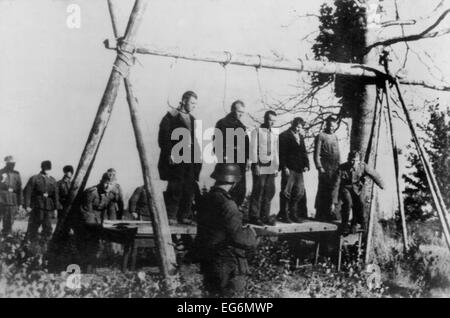 Fünf sowjetische Zivilisten, von deutschen Soldaten in der Nähe der Stadt Velizh im Gebiet Smolensk gehängt zu werden. Sie sind möglicherweise Russisch Stockfoto