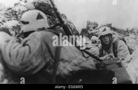 Deutsche Soldaten hinter Erdarbeiten in der Nähe von Leningrad während der sowjetischen (russischen) Bombardement hocken. Ca. 1943 während des 2. Weltkrieges. Stockfoto