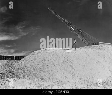 Nitrat-Hügel an Pedro de Valdivia, Chile im Jahr 1944. Die weißliche Substanz, Caliche, war reich an Natriumnitrat. Nitrate sind Stockfoto