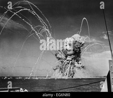 Liberty-Schiff SS Rowan explodiert, nachdem er durch eine deutsche Bombe in der Nähe von Gela, Sizilien am 11. Juli 1943 getroffen. Die 400 US-Segler Stockfoto