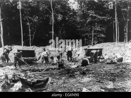 Deutsche Soldaten bewacht KZ-Häftlinge arbeiten im Freien während des 2. Weltkrieges. 1939-1945. Foto wurde von verteilt Stockfoto