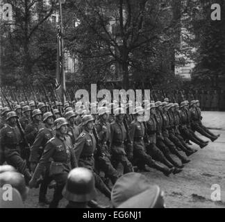 Stechschritt deutsche Truppen in einer Siegesparade in Warschau, Polen. Sept. 1939. Dem 2. Weltkrieg. (BSLOC 2014 10 285) Stockfoto