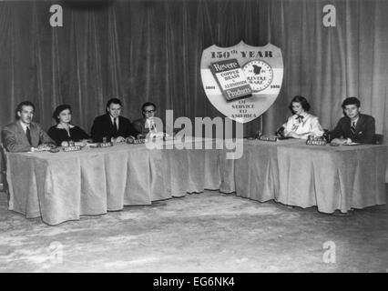 Kongressabgeordnete John F. Kennedy am Set des neuen TV-Show, "Treffen die Presse". L-r: Herr Lindley, Frau Craig, Herr Reston, Lawrence Stockfoto