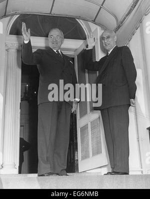 Präsident Truman und Premierminister Mohammed Mossadegh im Iran im Blair House. 23. Oktober 1951. Mossadegh in die USA reisen Stockfoto