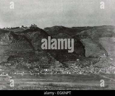 Montecassino, die Website des Klosters von St. Benedikt im 6. Jahrhundert gegründet. 6. Februar 1944. Deutsche Soldaten in unten gegraben Stockfoto