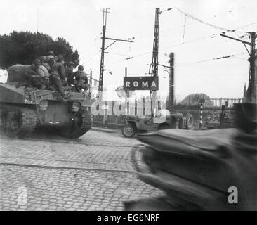 Amerikanische Panzer der 5. Armee, vorbei an großen Schildern für "Roma" am Rande der Stadt. 2-4 Juni 1944. US-General Mark Clark Stockfoto