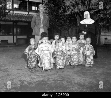 Angel Guardian Home, einer katholischen Heim für Waisenkinder in Kumanoto, Japan. Schwester St.Paul hatte die Waisen in ihrem besten Kleid Stockfoto