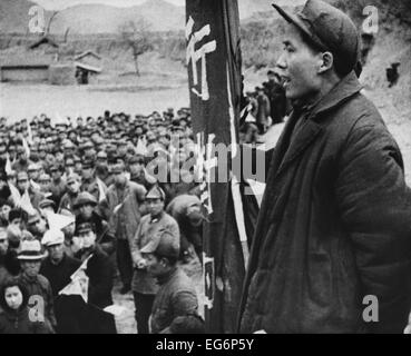 Mao Zedong, Führer der chinesischen Kommunisten, spricht einige seiner Anhänger. Zu diesem Zeitpunkt kontrollierte die kommunistischen Armeen 80 Stockfoto