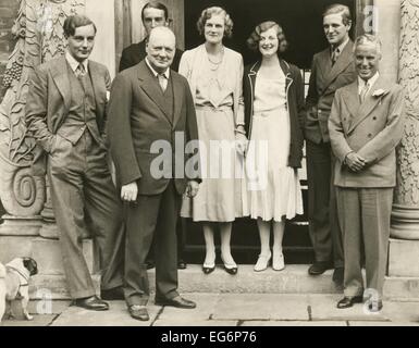 Charlie Chaplin mit Winston Churchill und seiner Familie in Chartwell Manor. L-r: Tom Mitford, Winston Churchill, Freddie Stockfoto