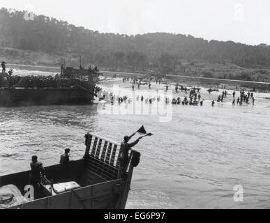 Invasion der Strand im Süden Frankreichs am d-Day, 15. August 1944. Alliierten Sturmtruppen von Landungfertigkeit Advance durch einen Bruch in Stockfoto