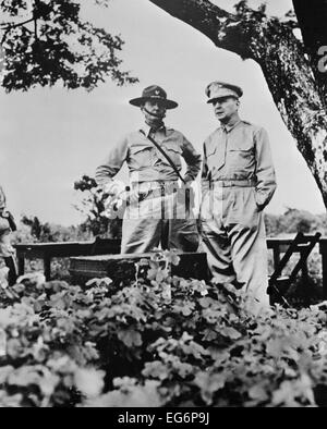 General Douglas MacArthur (rechts) hier gezeigt mit Major General Jonathan Wainwright auf den Philippinen vor World War2. Ca. Stockfoto