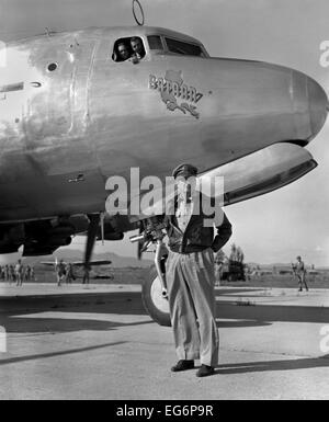 General Douglas MacArthur bei seiner Ankunft in Kimpo Flugplatz für eine Tour von der koreanischen Front. Sein Flugzeug trägt den Namen Stockfoto