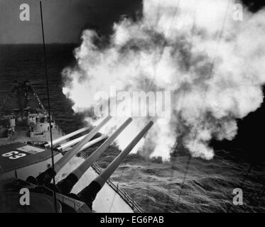 Die USS Missouri feuert 16-Zoll-Schale in feindlichen Linien bei Hungnam. Es gibt 16-Zoll-3-Gun Salve half Halt der chinesischen Truppen des Stockfoto