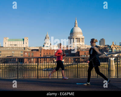 London, UK. 18. Februar 2015. UK-Wetter: Es war ein hell, aber frostigen Start für London als Pendler, die ihren Weg zur Arbeit. (c) Paul Swinney/Alamy Live-Nachrichten Stockfoto