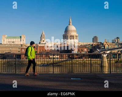 London, UK. 18. Februar 2015. UK-Wetter: Es war ein hell, aber frostigen Start für London als Pendler, die ihren Weg zur Arbeit. (c) Paul Swinney/Alamy Live-Nachrichten Stockfoto