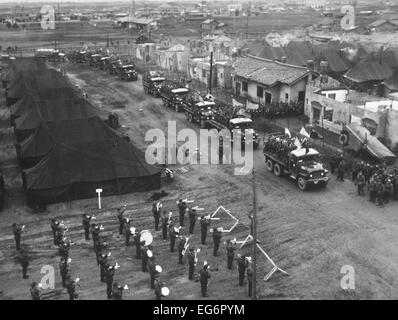 Konvois mit ehemaligen chinesischen Kriegsgefangenen Ascom Dorf, Korea, auf dem Weg zum Hafen Inchon verlassen. Von dort fahren sie nach Stockfoto