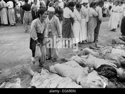 Koreaner von Hamhung identifizieren Leichen von politischen Gefangenen durch die nordkoreanische Armee getötet. Etwa 300 wurden in Höhlen gezwungen. Stockfoto