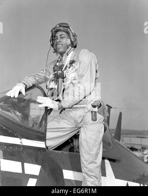 Afrikanische amerikanischer Flieger des 1. Marine Aircraft Wing in Korea steigt aus seinem Corsair Jagdbomber. 19. April 1953. Stockfoto