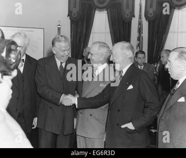 James Byrnes (rechts) gratuliert George Marshall nach seiner Vereidigung als Secretary Of State. Die lächelt maskierte Spannung Stockfoto