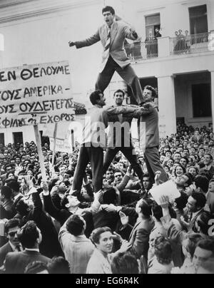 Griechische Studenten protestieren gegen die britische Besetzung Zyperns. 4.000 Studenten zusammengebaut in Athen Uhr junge Männer bilden eine Pyramide Stockfoto