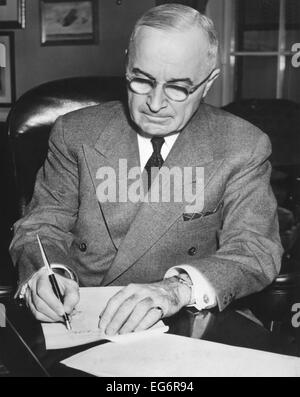 Präsident Harry Truman bei seiner Unterzeichnung eine Proklamation, die einen nationalen Notstand zu erklären. Die gescheiterten UNO Kräfte Invasion in Norden Stockfoto