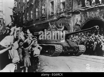 Menge jubelnden Ankunft der befreienden sowjetischen Truppen in einem Tank, Prag, Tschechoslowakei. 9. Mai 1945. -(BSLOC 2014 15 247) Stockfoto