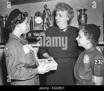 First Lady Bess Truman kauft die erste Dose Kekse um die jährliche Pfadfinderin Spendenaktion zu starten. 24. Februar 1950. - Stockfoto