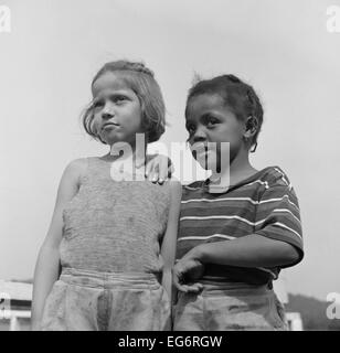 Zwei Mädchen am Camp Weihnachtsmarken, eine rassisch integrierten Sommercamp in Haverstraw, New York. Das Lager wurde von der methodistischen unterstützt. Stockfoto