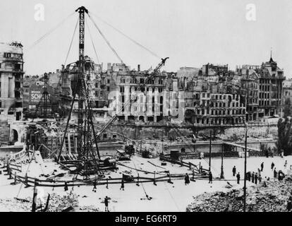 Zerbombten Gebäude entlang der Wiener Franz Josef Quay in Wien. Im Vordergrund wird die Maris Brücke Reparaturen unterzogen. 1946. Stockfoto