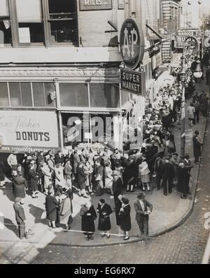 Ein Block lange Publikum warten auf die Eröffnung der A & P-super-Markt. Third Avenue und 163. Straße, Bronx, New York City. Okt. Stockfoto