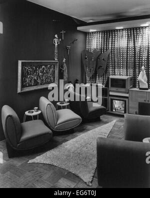 Moderne Designer TV-Raum, dargestellt in einem Kaufhaus in New York City im Jahr 1949. Positionierte Sitzplätze und einen Pfeil geformt Stockfoto