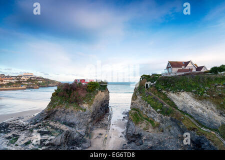 Ein Haus auf Towan Island in Newquay in Cornwall, von einer kleinen Hängebrücke mit dem Festland verbunden. Stockfoto