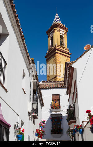 Estepona, Costa Del Sol, Provinz Malaga, Andalusien, Südspanien.  Kirche.  Turm der Iglesia de Nuestra Señora de Los Remedio Stockfoto