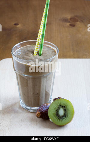 Datum, Kiwi, Banane und Kakao-Smoothie. Stockfoto
