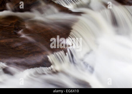 Wasserfall-Detail in Harden Beck Goitstock Holz Cullingworth West Yorkshire England Stockfoto