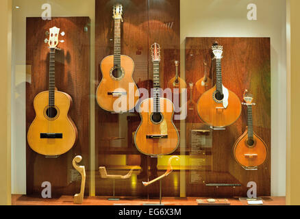 Portugal, Lissabon: Ausstellung von verschiedenen Arten von Gitarren sowie die typischen portugiesischen Gitarre im Museum des Fado Stockfoto