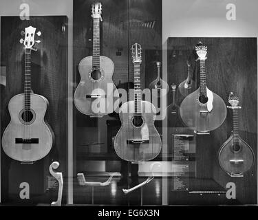 Portugal, Lissabon: Ausstellung der Modelle von Fado Gitarren im Museum des Fado als schwarz-weiß-version Stockfoto