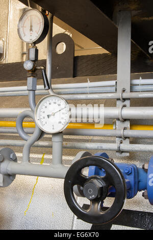 Manometer Gas Druckleitung mit Ventil Stockfoto