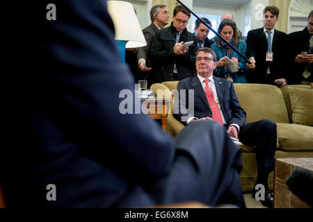 Washington DC, USA. 17. Februar 2015. US-Verteidigungsminister Ashton Carter bei einem Treffen im Oval Office des weißen Housel in Washington, DC, USA 17. Februar 2015. Foto: Andrew Harrer/Pool über CNP Credit: Dpa picture-Alliance/Alamy Live News Stockfoto