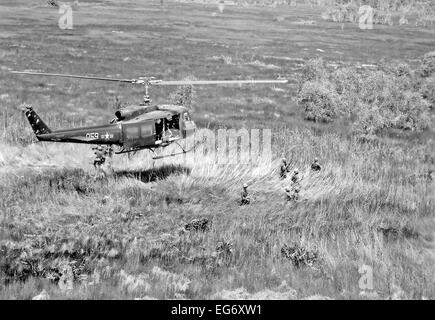 Mekong-Delta, Vietnam - (Datei)--Am 18. Juli 1970 schwebt UH-1 Huey Hubschrauber über vietnamesische Luftwaffe Personal des 211. Hubschrauberstaffel auf einen Kampf Angriff im Mekong-Delta-Bereich von Vietnam. Bildnachweis: US Air Force über CNP (c) Dpa - Bericht Stockfoto